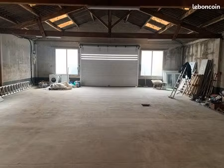 local 230 m²  3 bureaux  cuisine  salle d'eau  dépôt  parking privé