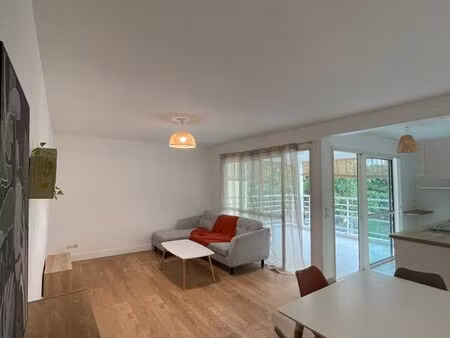 t2 meublé 43m2 avec grande terrasse 15m2 + parking baie mahault