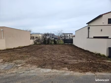 terrain viabilisé 338 m2 idéalement situé