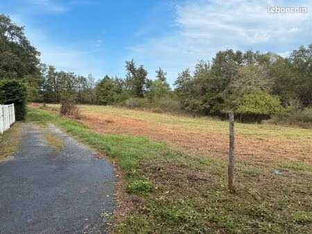 vente d'un terrain constructible à l'orée d'un bois/ d'une forêt dans un petit village en 