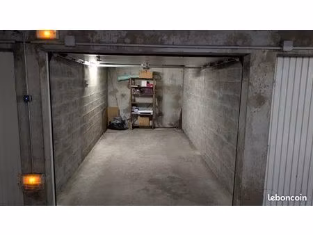 garage 14 3 m² avec porte motorisé sécurisé