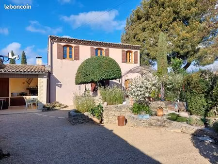 jolie maison de village ancienne avec terrain arboré située dans la drôme