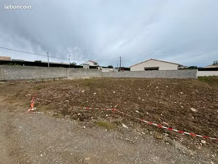 terrain à bâtir à pechbonnieu de 586m²