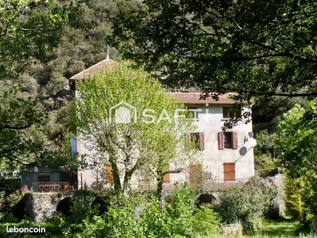 maison 9 pièces 242 m²