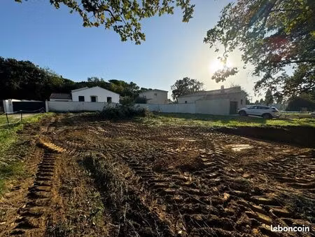 terrain 733 m² tavel