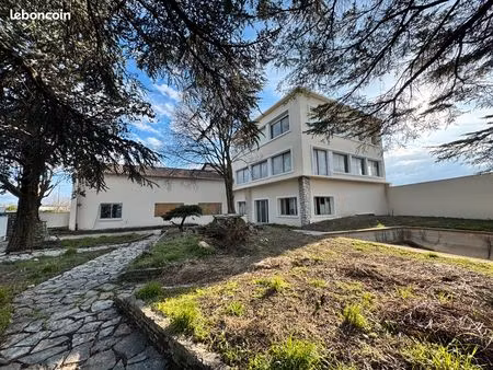 bureaux + local + appartement + parking + jardin + entrepôt