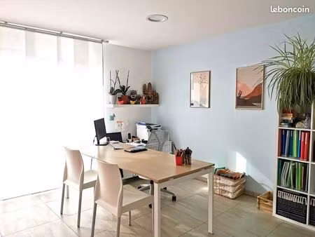 bureau dans cabinet paramédical