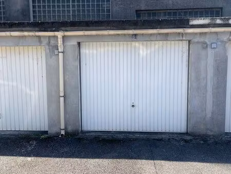 box fermé. accès sécurisé par portail automatique