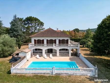 spacieux pavillon familial des années 50 avec piscine et grand terrain