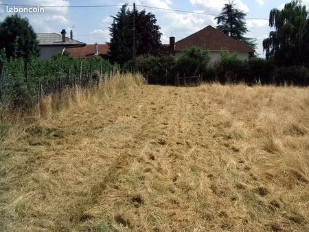 gillonnay  terrain constructible de 1000 m² - secteur résidentiel