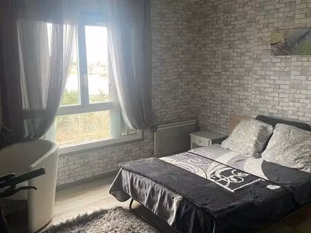 loue une chambre dans un t2