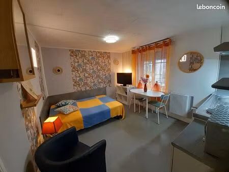 charmant appartement studio meublé + parking  idéalement situé à côté des thermes / lycée 