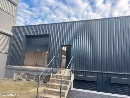 entrepôt avec quai de déchargement