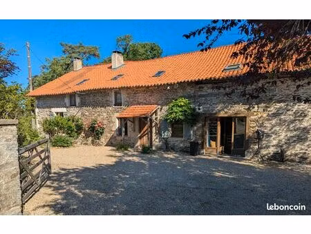 grande maison sur >6 ha  idéal gite et permaculture