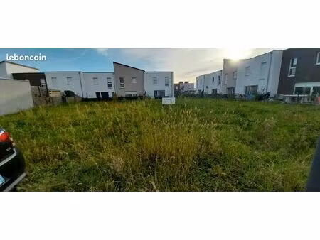 vends terrain à bâtir