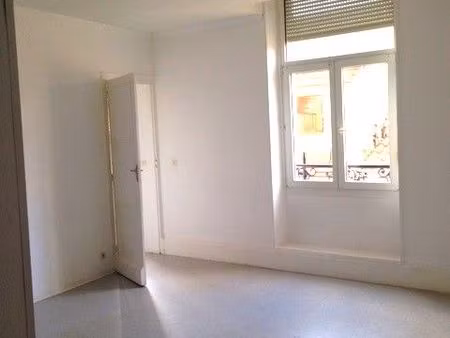 vaste t2 sécurisé par vidéo surveillance avec parking privé