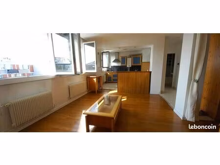 t1 meublé 39 m² – dernier étage –vue dégagée - proche du campus de la doua et du parc de l