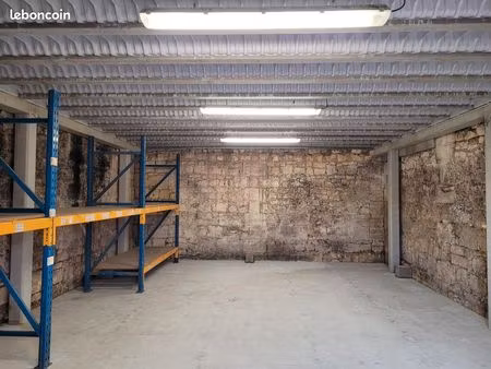 local de stockage de 60 m2 avec 50 m2 de parking