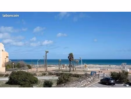 appartement front de mer  parking  ascenseur  aperçu latérale mer du balcon  meublé