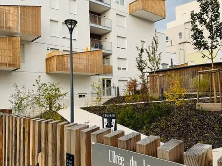 très grand emplacement de stationnement bohrie