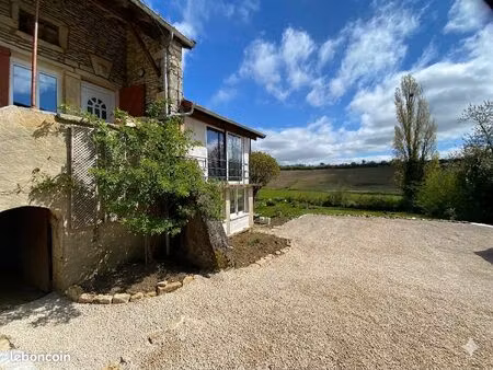maison pierre 135m² + dépendances - dpe c - terrain 1614m² clos