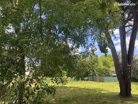 terrain 1 300 m² landiras