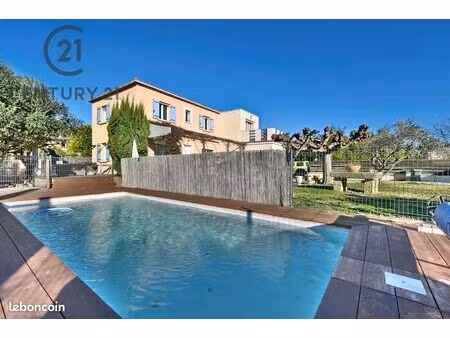 belle maison rénovée avec jardin  terrasses et piscine sécurisée