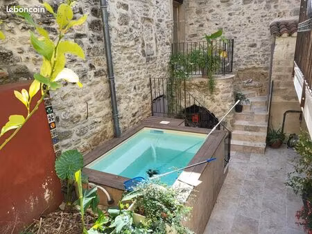 maison de village en pierre avec cour intime  piscine et dépendance avec revenu locatif