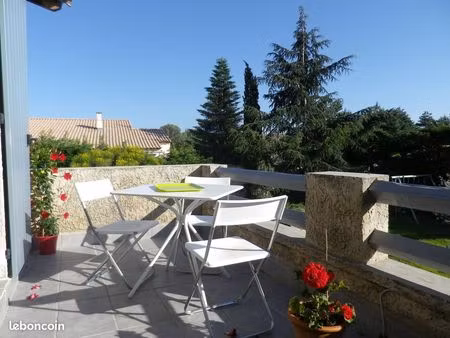 loue joli f2 avec terrasse à rochefort du gard