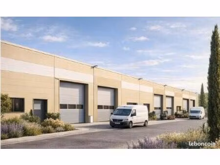 entrepôt neuf à la location 5 minutes de l'autoroute a9 (sortie roquemaure)  et à proximit