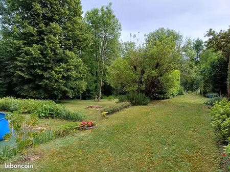 maison traditionnelle en lisière de forêt