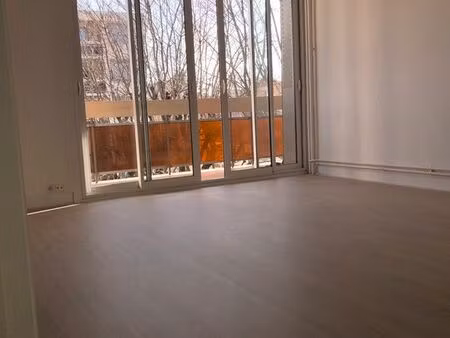 t4 lumineux 66 m² – balcon  véranda et parking – lyon 8