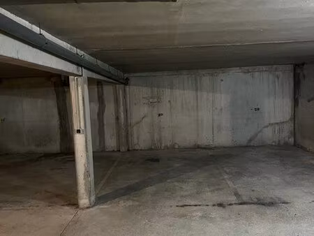 rare : place de parking sécurisée proche gare et centre-ville (5 min à pied)
