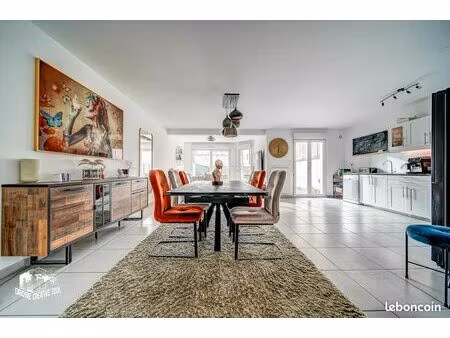 maison de 2010 mitoyenne  117m²  3 ch  2 terrasses  garage et jardin ....