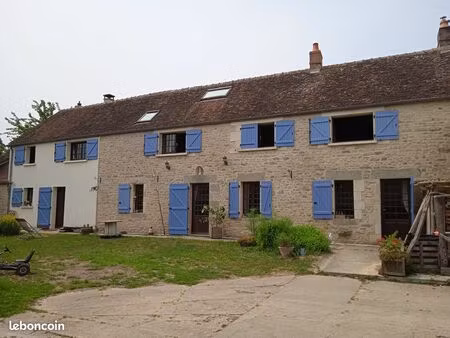 grande maison au bout d'un chemin