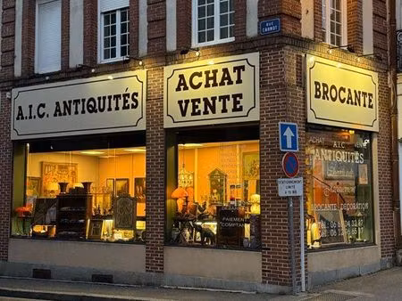 local commercial d'environ 68 m2 plein centre-ville de l'aigle