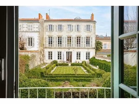 hôtel particulier historique et son pavillon au cachet atypique