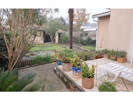 location maison  m² t-5 à mérignac  1 650 €