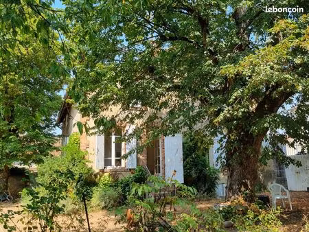 grande propriété avec beau jardin arboré -charme ancien et fort potentiel-