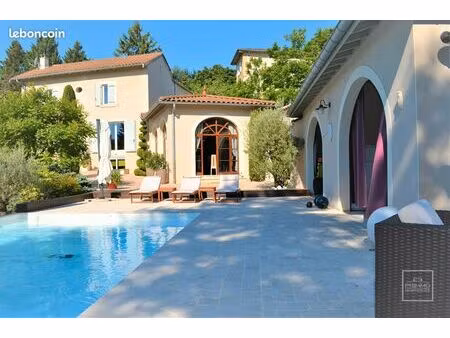 maison 7 pièces 253 m²