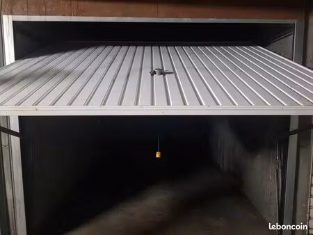 box garage fermé – résidence sécurisée – dispo 15 mars