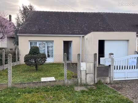 maison individuelle située dans un quartier calme  centre bourg de domérat avec toutes les