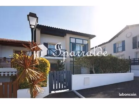 à vendre à hendaye secteur plage: maison mitoyenne f4 avec jardin au calme d´une impasse