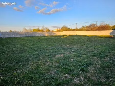 terrain constructible de 1 800 m²