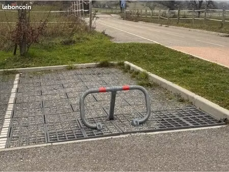 place parking extérieur à crozet