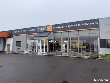 local commercial 1100 m² cholet