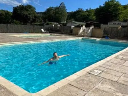 charmant mazet en dur - pleine propriété