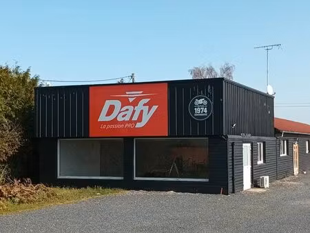 local 500m2 à 800m sortie autoroute