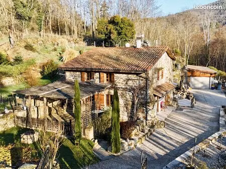 propriété 8 pièces 137 m²