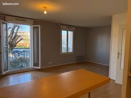 studio lumineux  35m² + cave  centre ville  prox commerces et parc